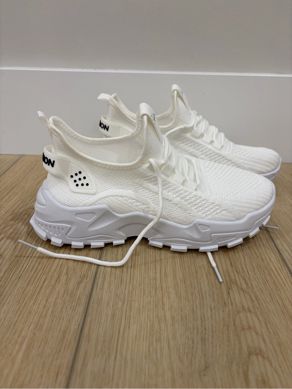 Fashion All-White Knit Athletic Active Lightweight  Support Sneakers. Size 7.5